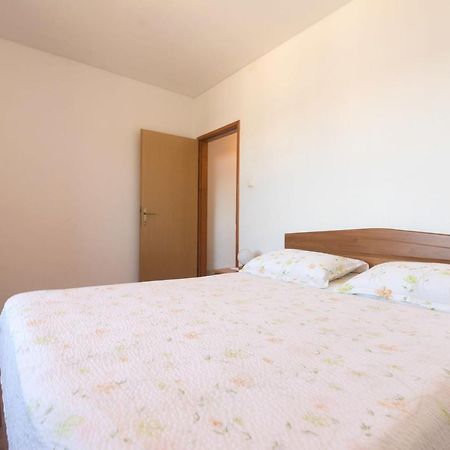 Apartments Jaksa Віс Екстер'єр фото