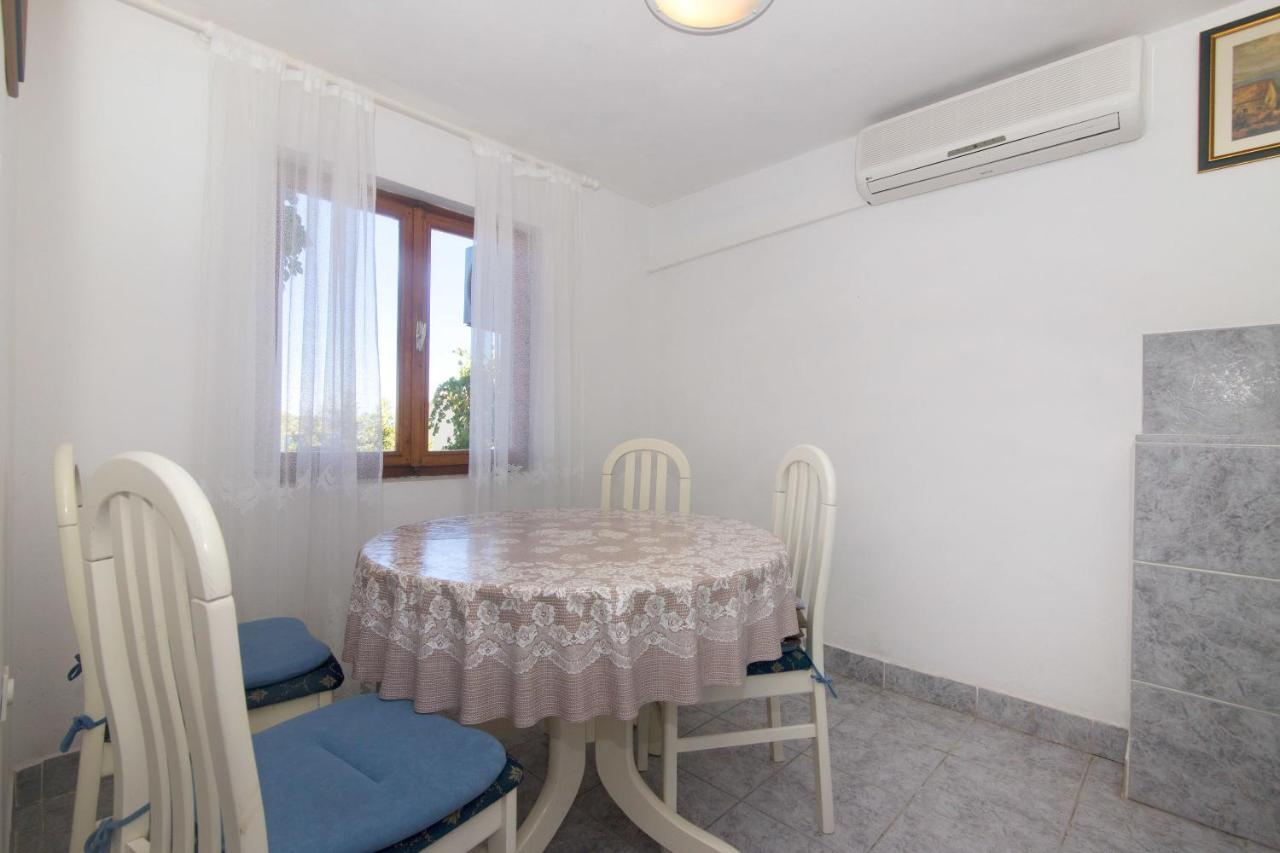 Apartments Jaksa Віс Екстер'єр фото