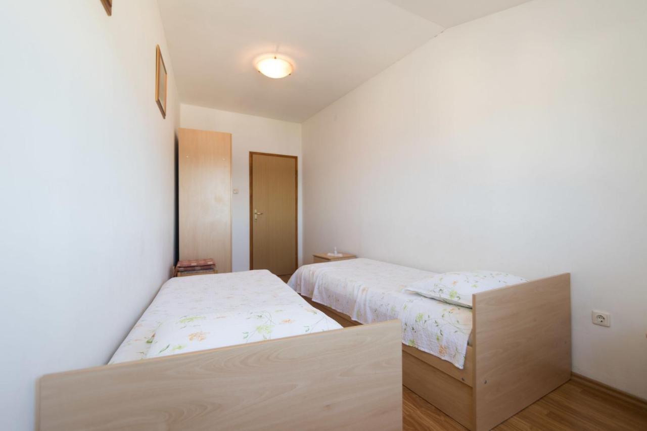 Apartments Jaksa Віс Екстер'єр фото