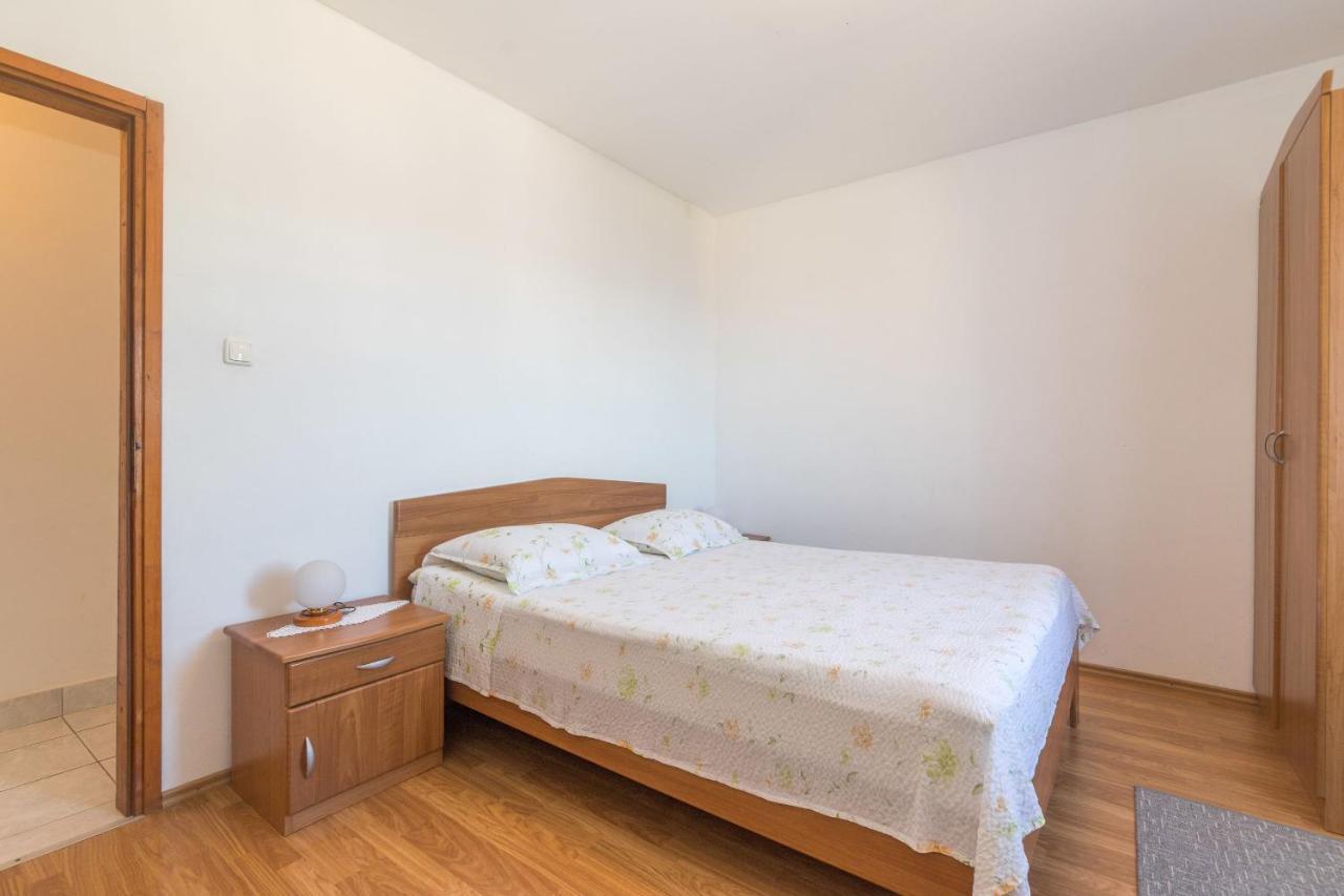 Apartments Jaksa Віс Екстер'єр фото