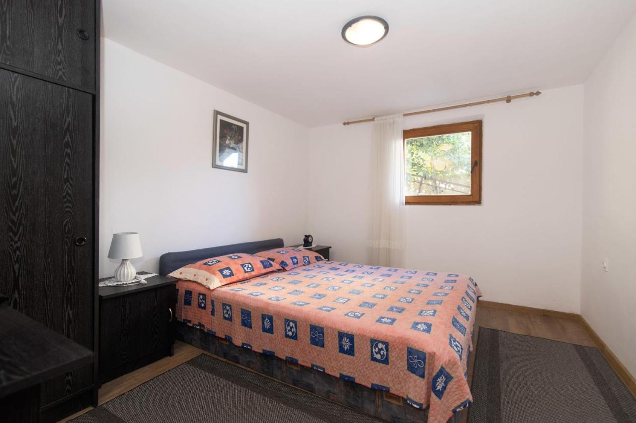 Apartments Jaksa Віс Екстер'єр фото