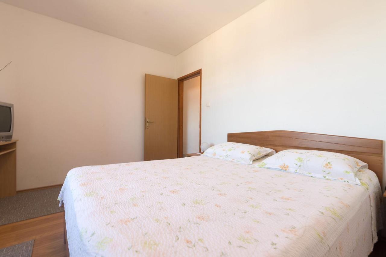 Apartments Jaksa Віс Екстер'єр фото