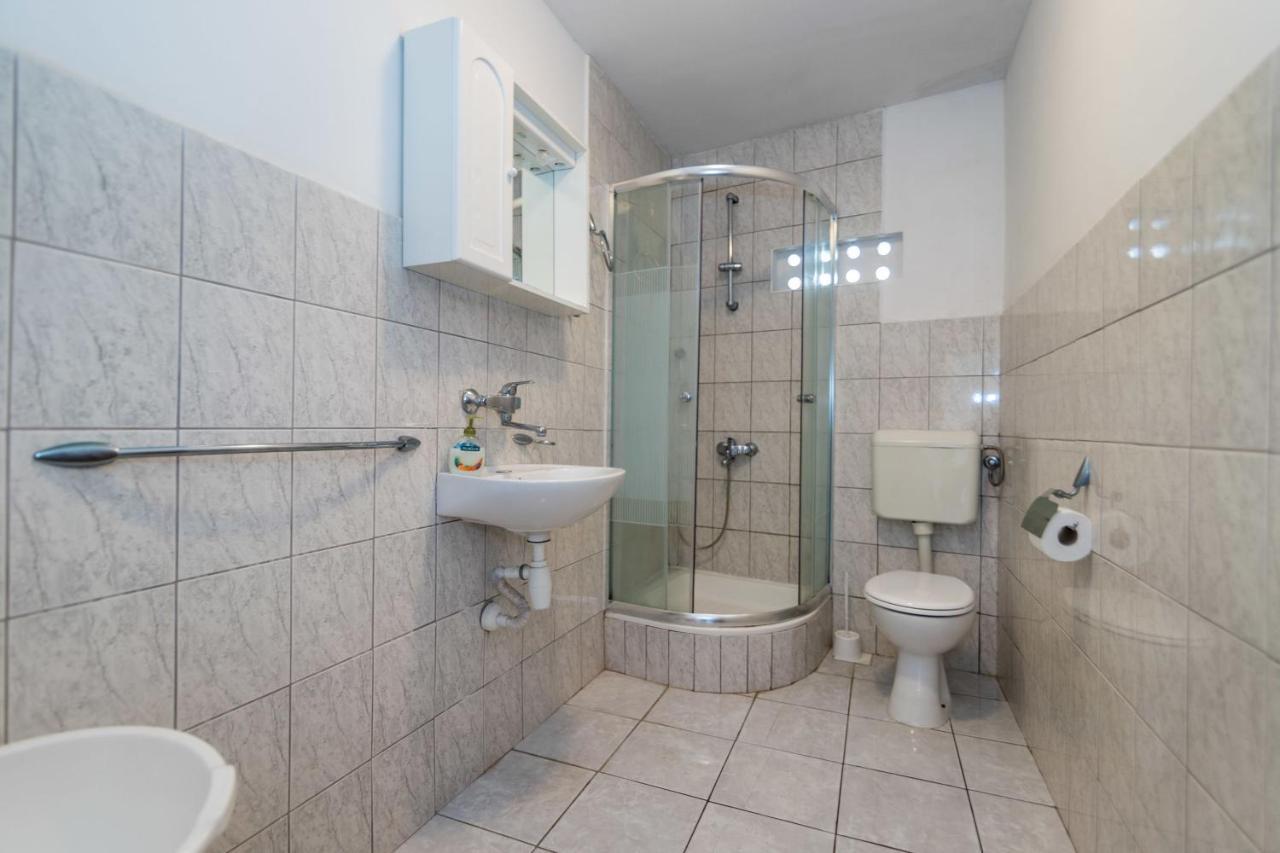 Apartments Jaksa Віс Екстер'єр фото