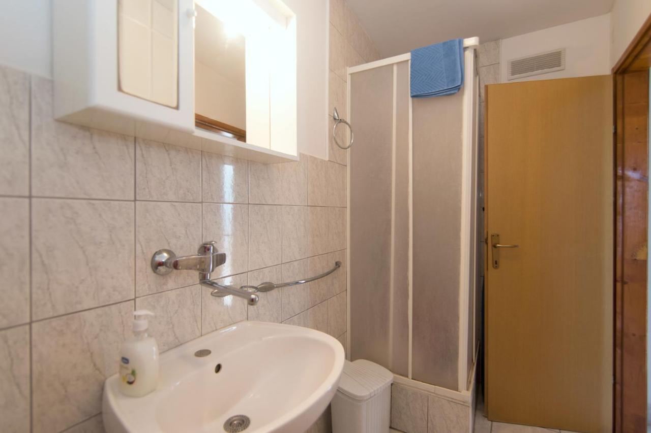 Apartments Jaksa Віс Екстер'єр фото