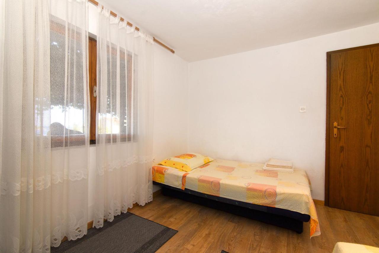 Apartments Jaksa Віс Екстер'єр фото