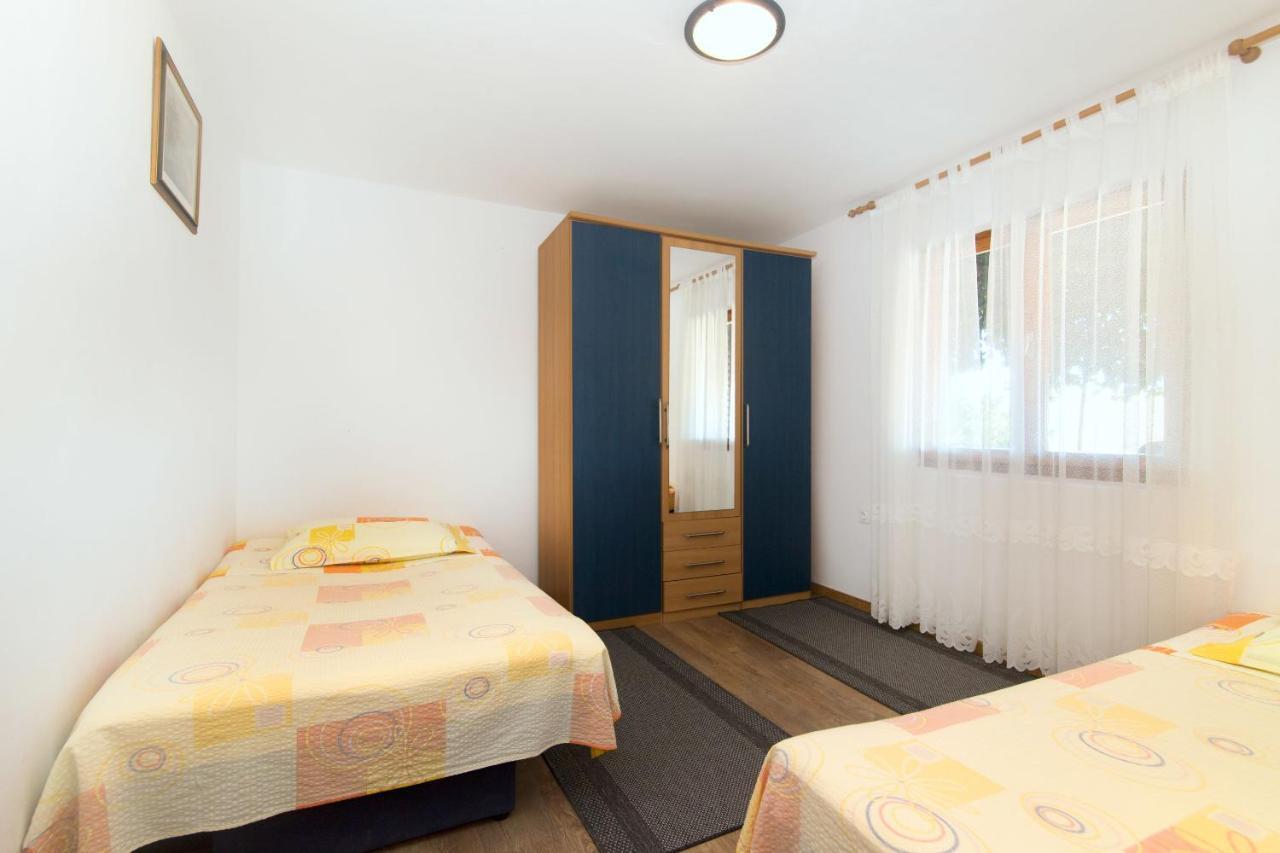 Apartments Jaksa Віс Екстер'єр фото