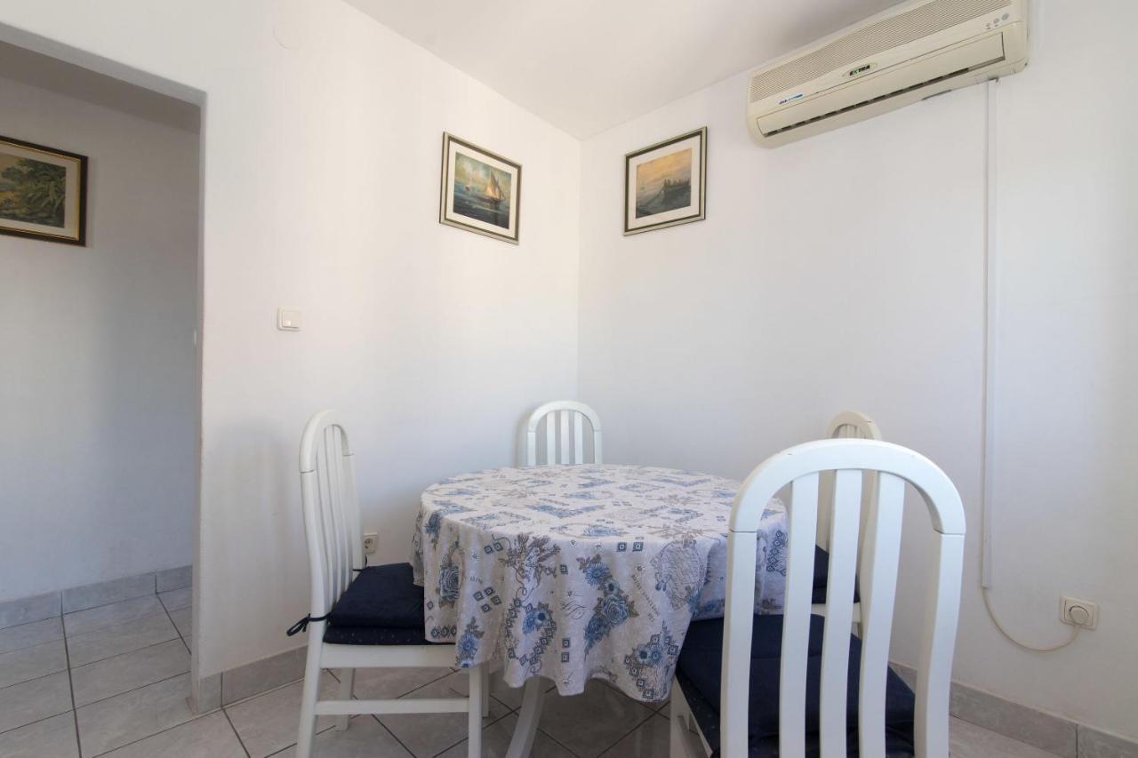 Apartments Jaksa Віс Екстер'єр фото