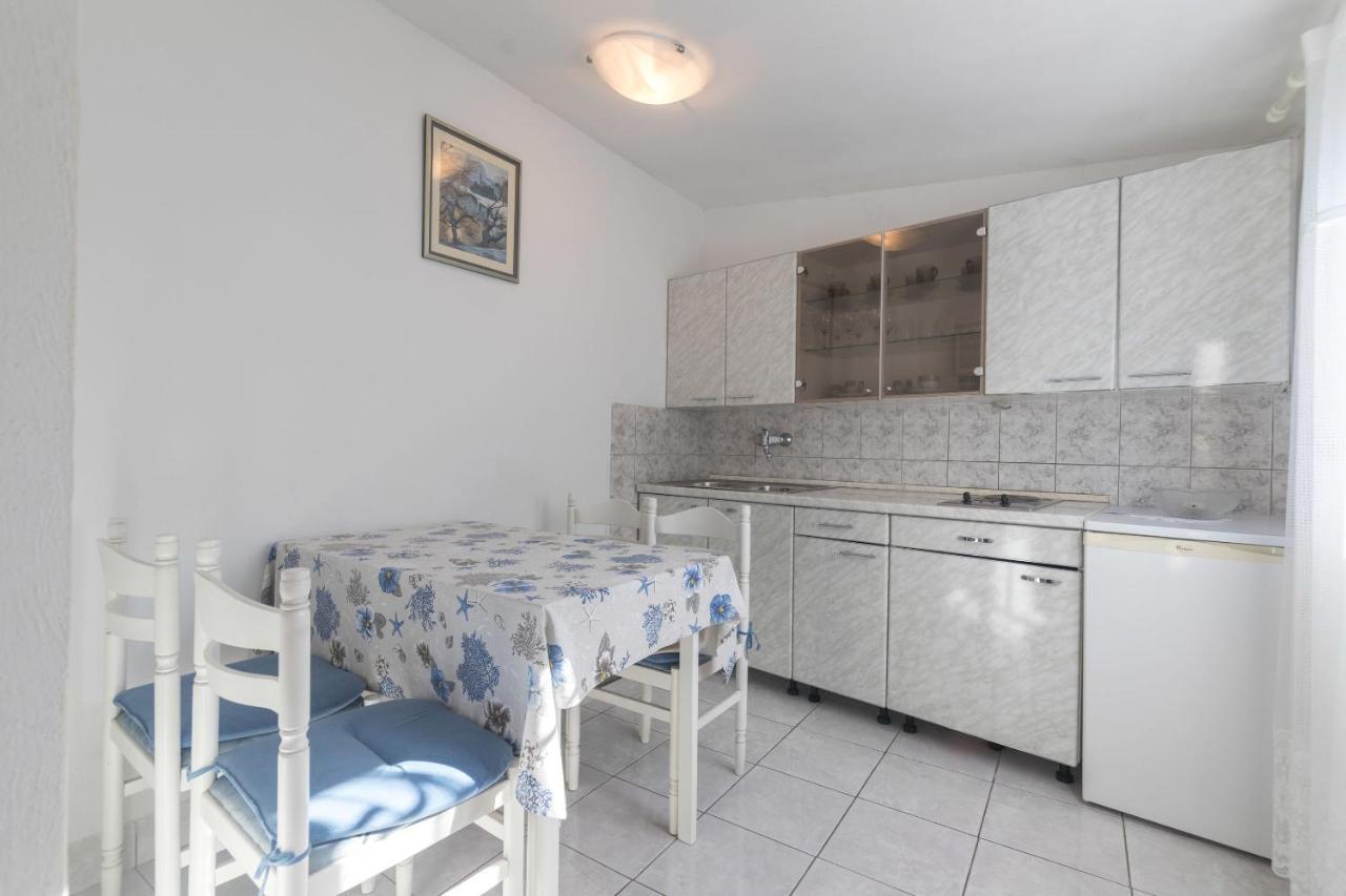 Apartments Jaksa Віс Екстер'єр фото