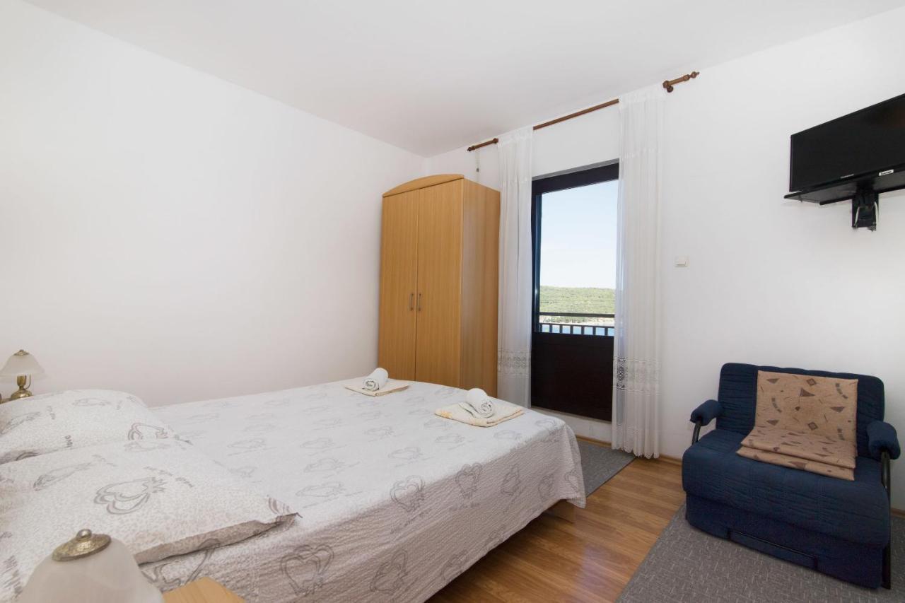 Apartments Jaksa Віс Екстер'єр фото