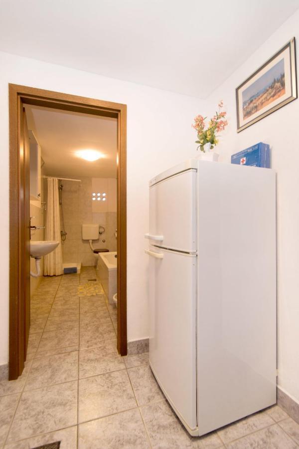 Apartments Jaksa Віс Екстер'єр фото